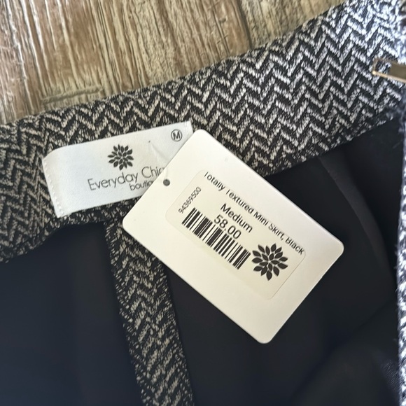 Everyday Chic Boutique Beautiful Skirt, Size Medium - Picture 8 of 12